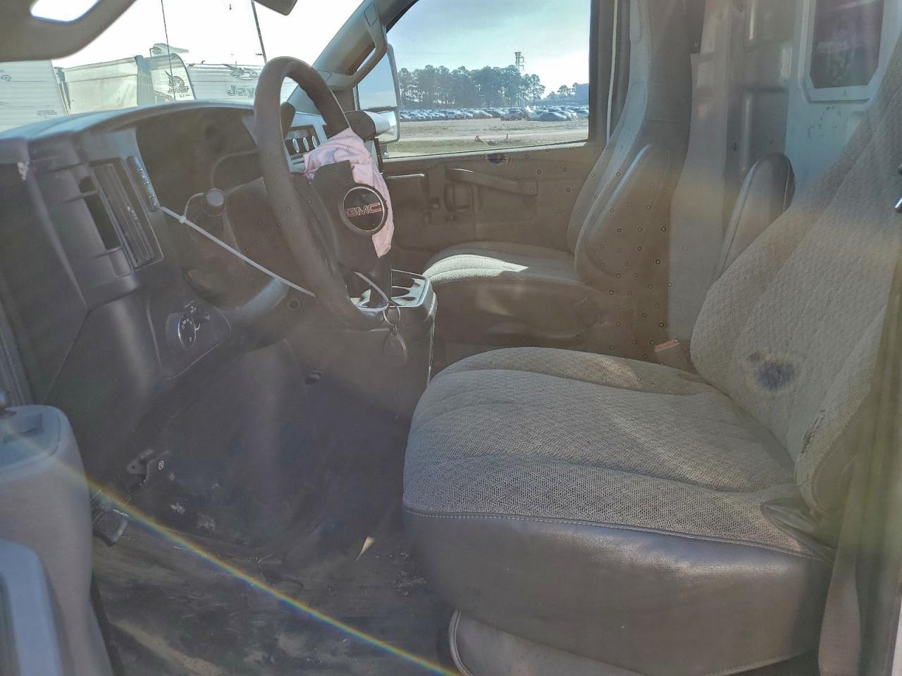 GMC Savana Cutaway G3500 Image 13