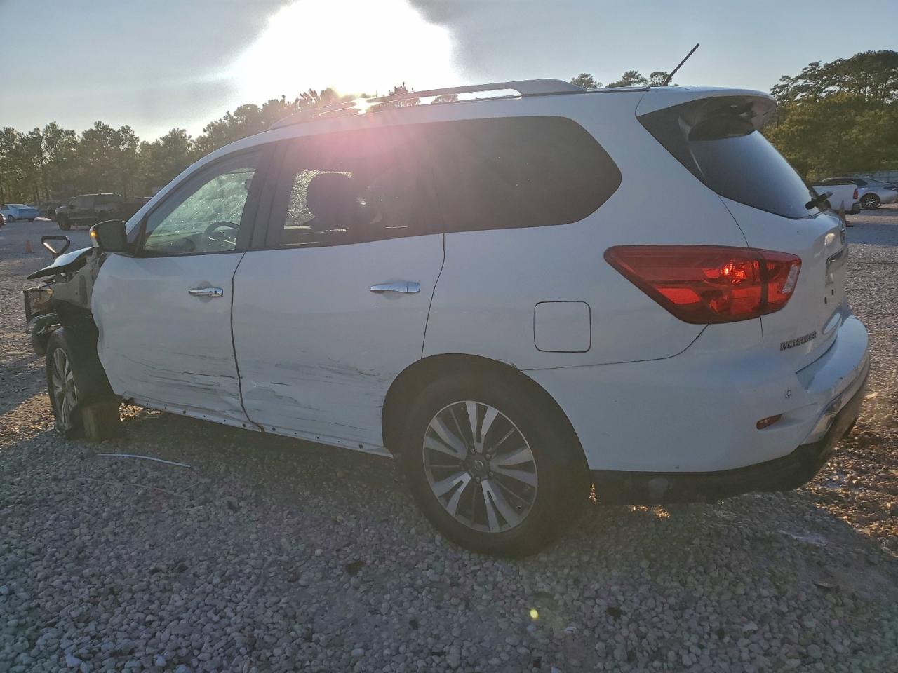 Nissan Pathfinder S Image 2