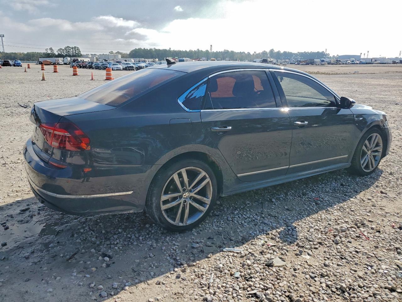 Volkswagen Passat R-line Image 2