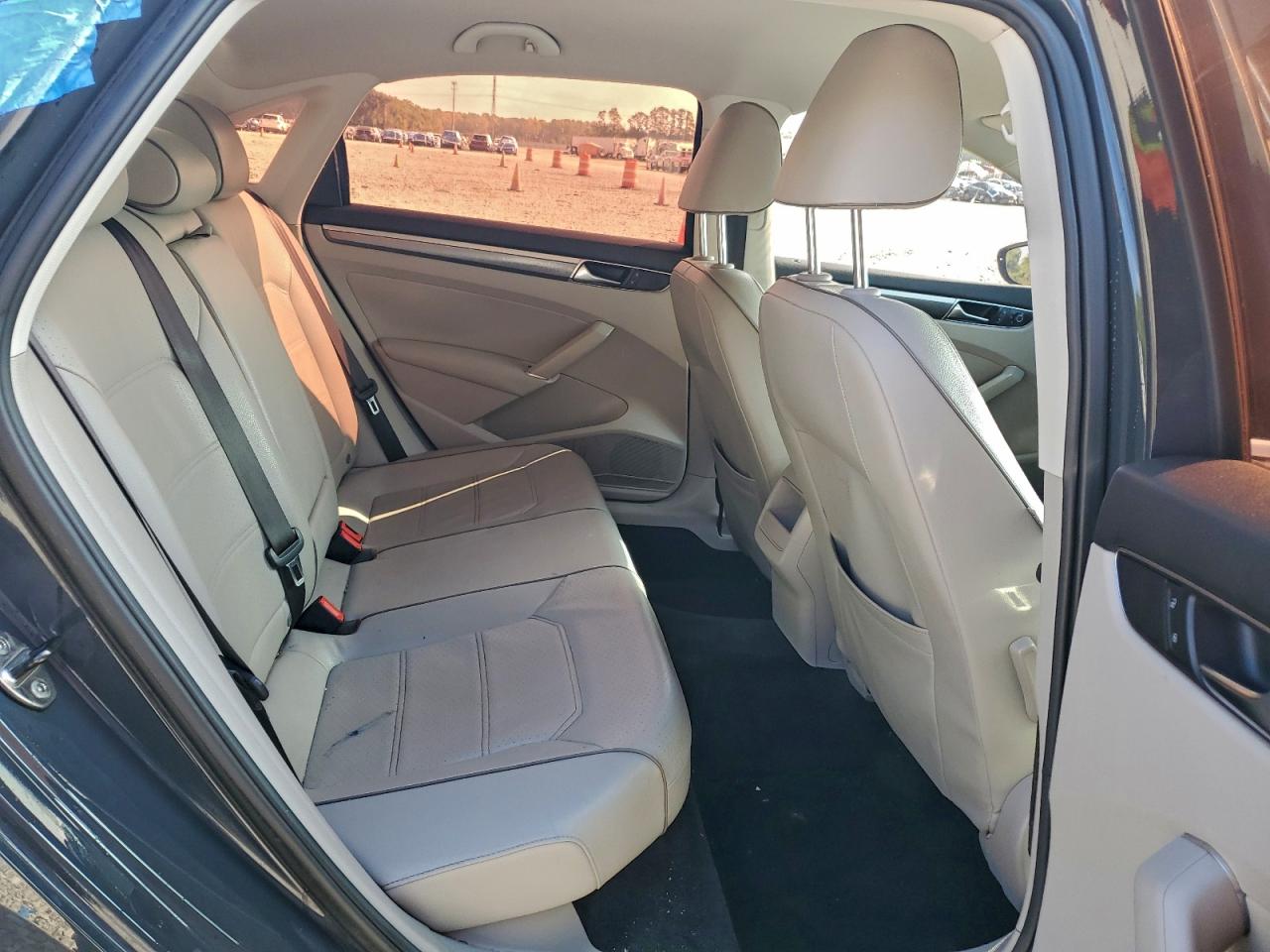 Volkswagen Passat R-line Image 12