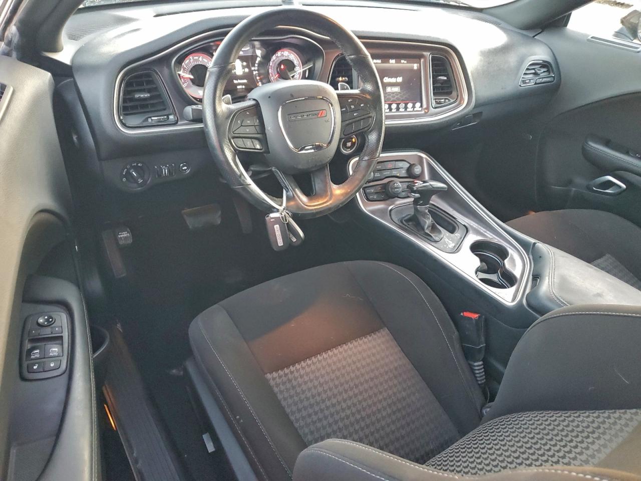 Dodge Challenger R/t Scat Pack Image 9