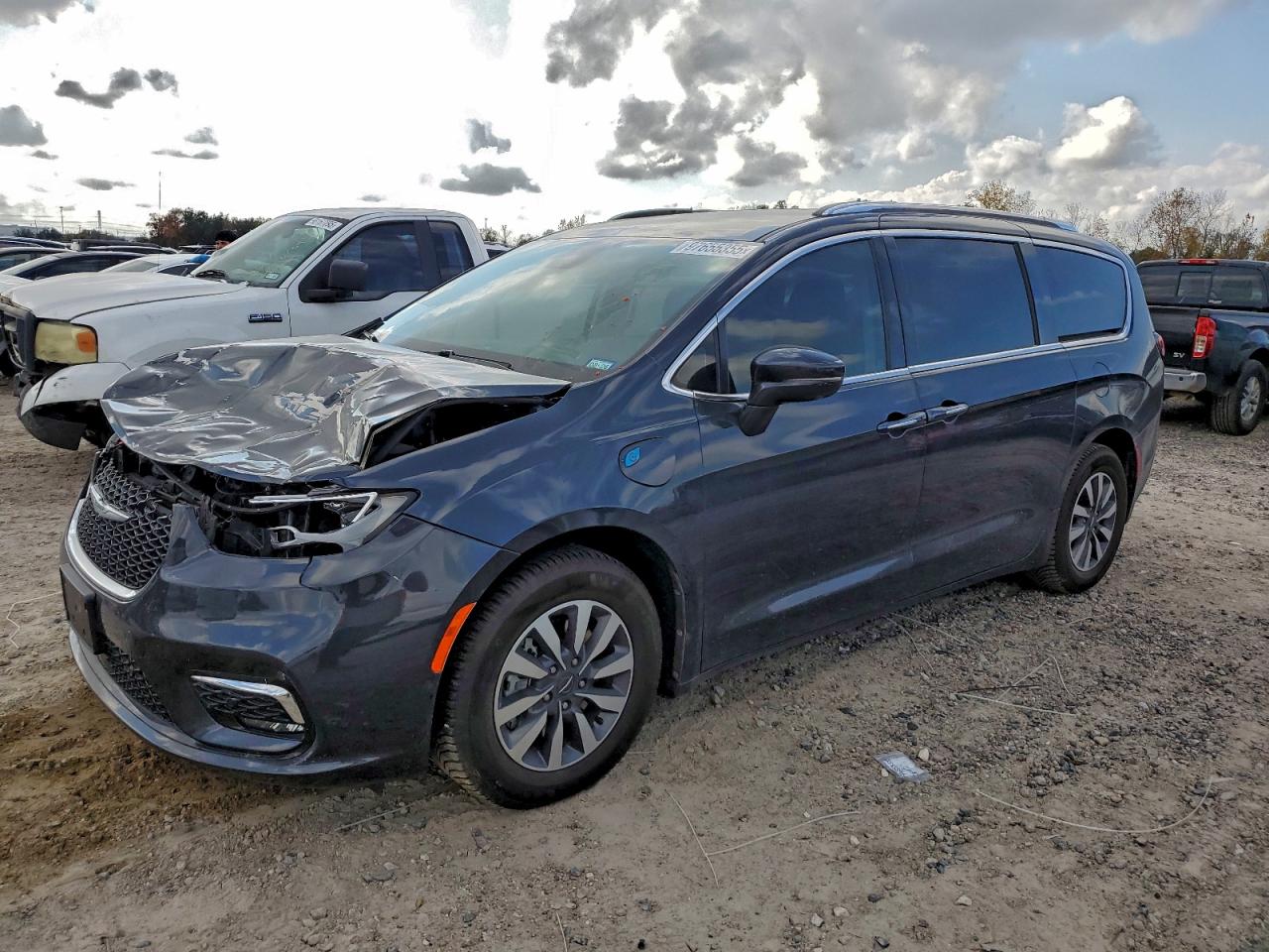 Chrysler Pacifica Hybrid Touring L Image 1