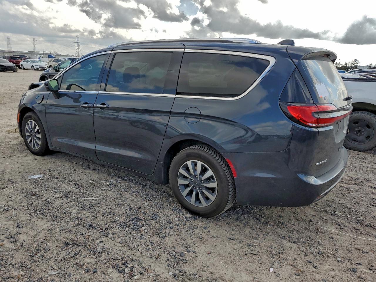 Chrysler Pacifica Hybrid Touring L Image 2