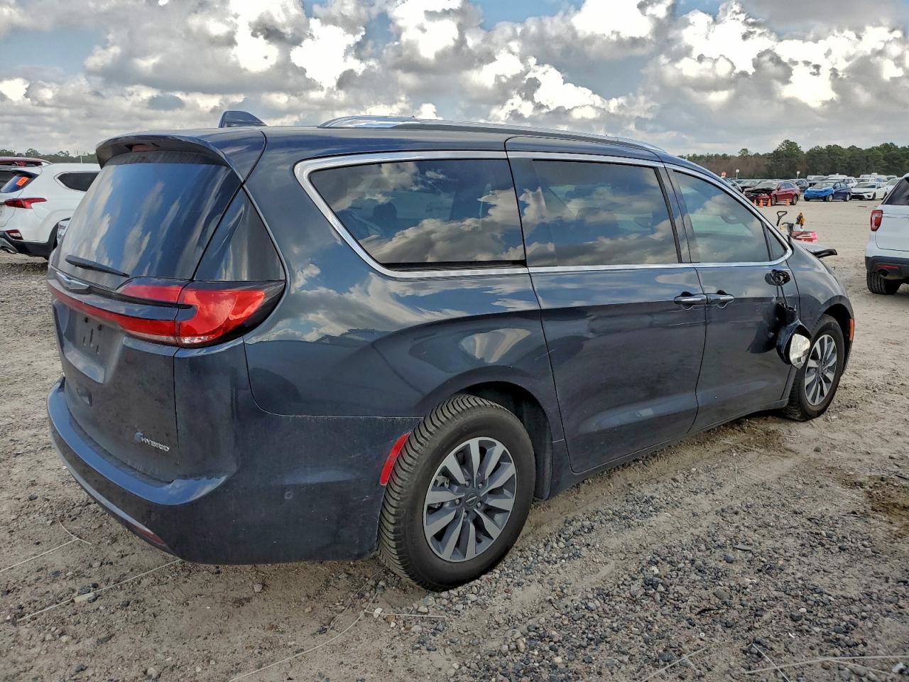 Chrysler Pacifica Hybrid Touring L Image 7