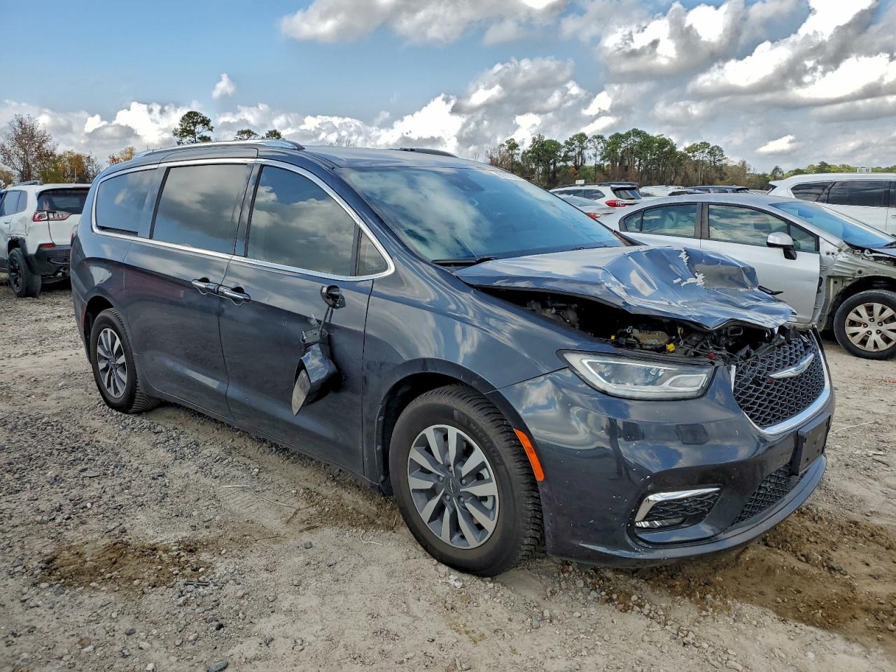 Chrysler Pacifica Hybrid Touring L Image 3