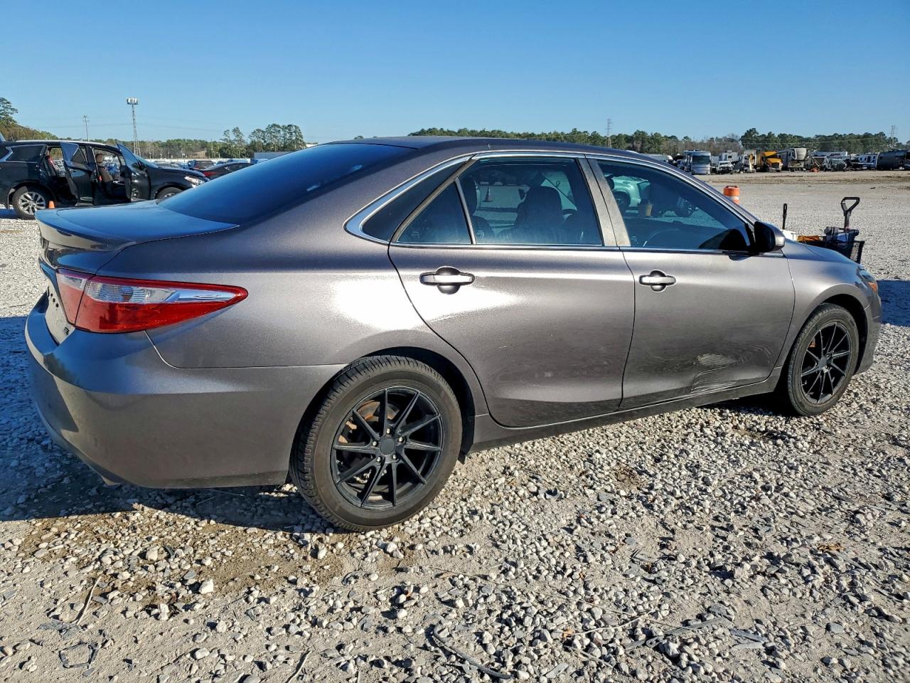 Toyota Camry Le Image 4