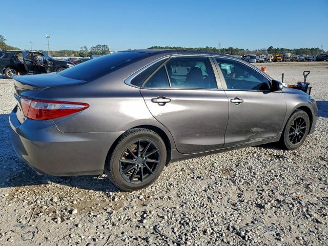 Toyota Camry Le Image 4