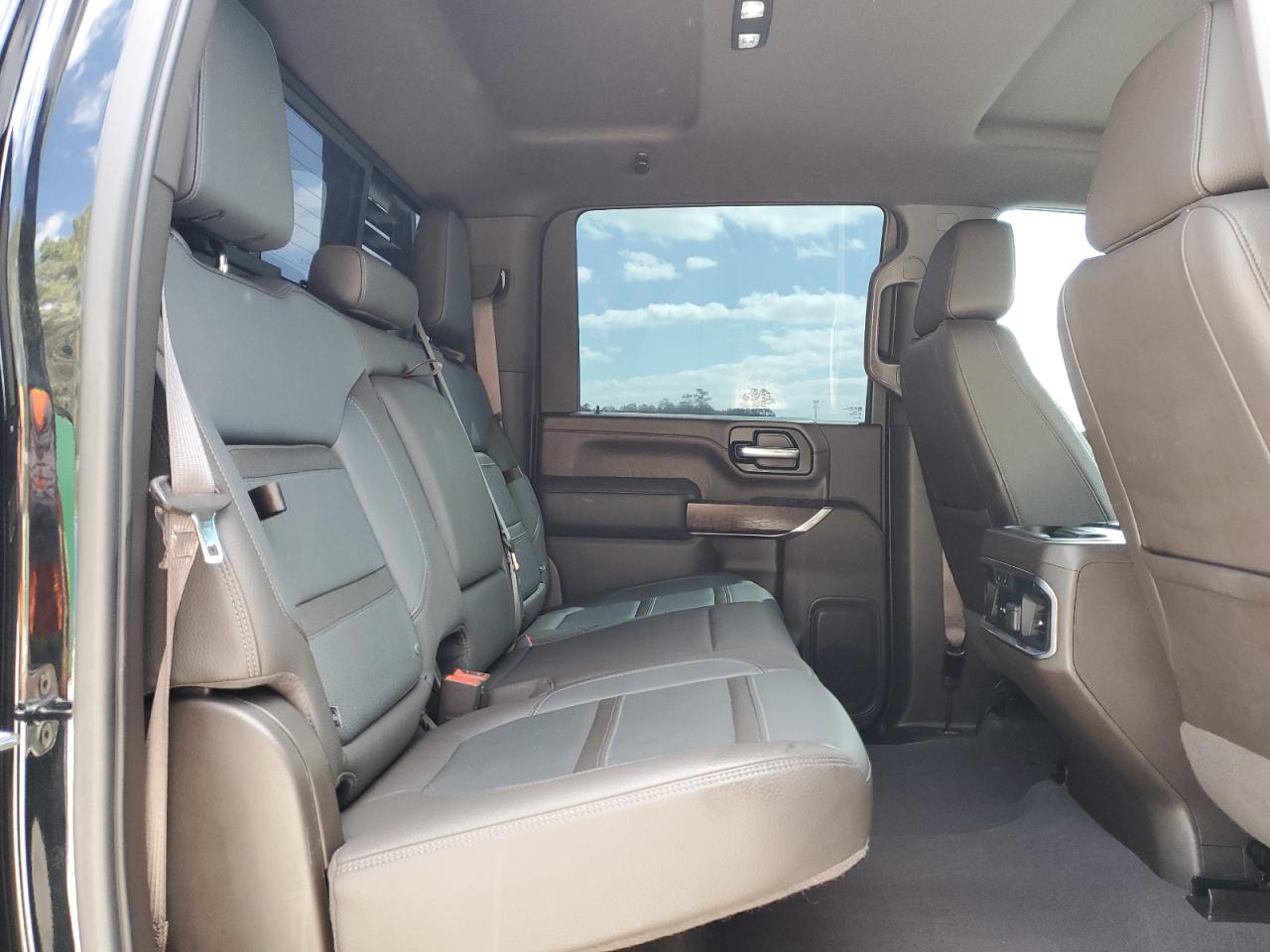 GMC Sierra K2500 Denali Image 5