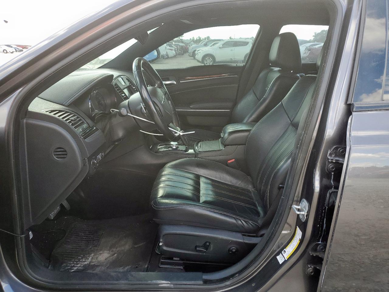 Chrysler 300 S Image 6