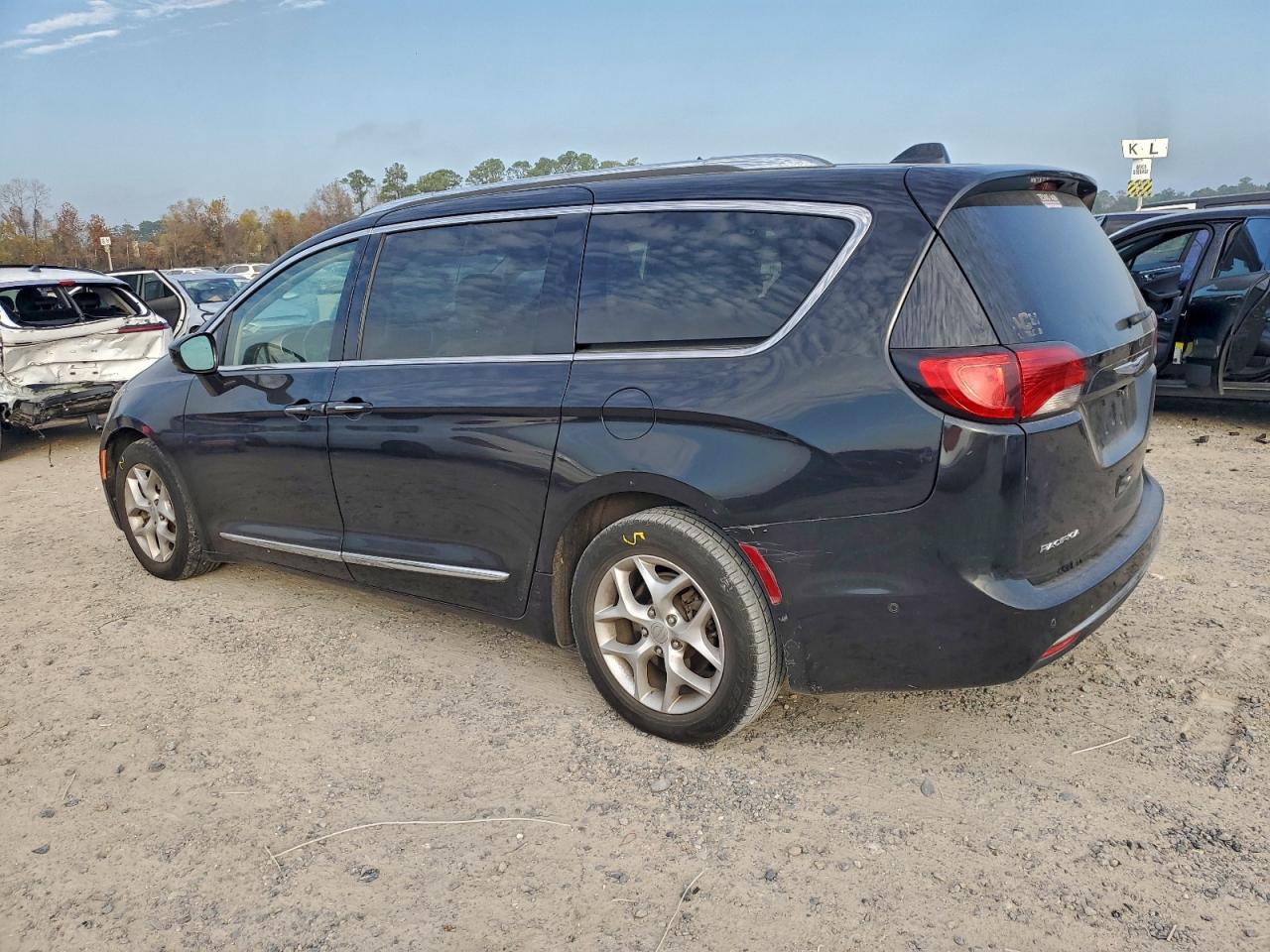 Chrysler Pacifica Touring L Image 5