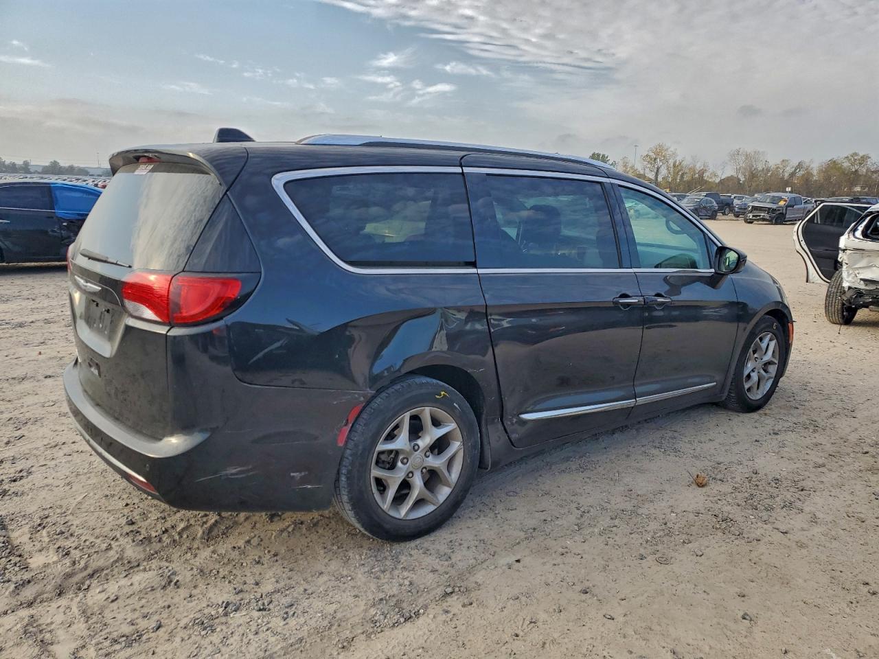Chrysler Pacifica Touring L Image 2