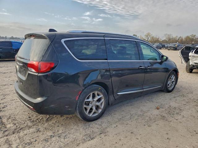 Chrysler Pacifica Touring L Image 2