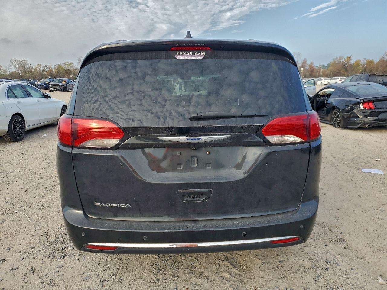 Chrysler Pacifica Touring L Image 4