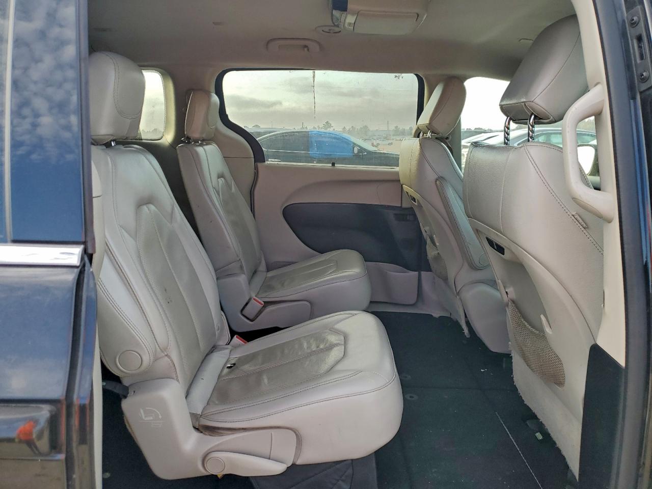 Chrysler Pacifica Touring L Image 9