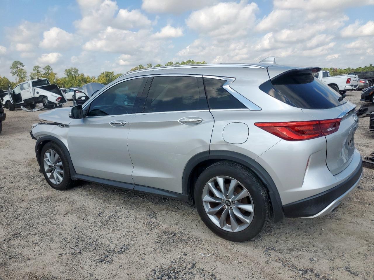 INFINITI Qx Essential Image 3