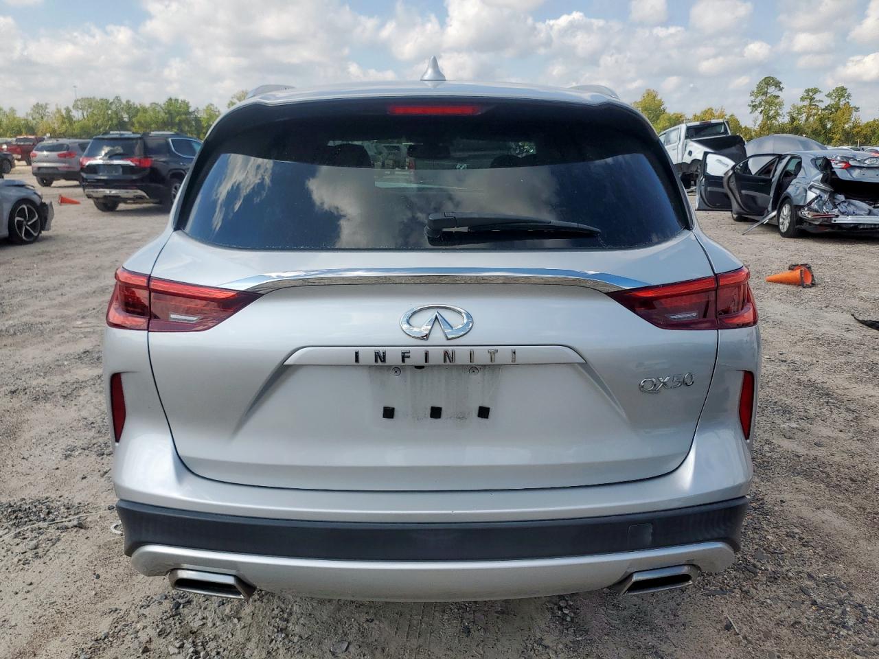 INFINITI Qx Essential Image 9