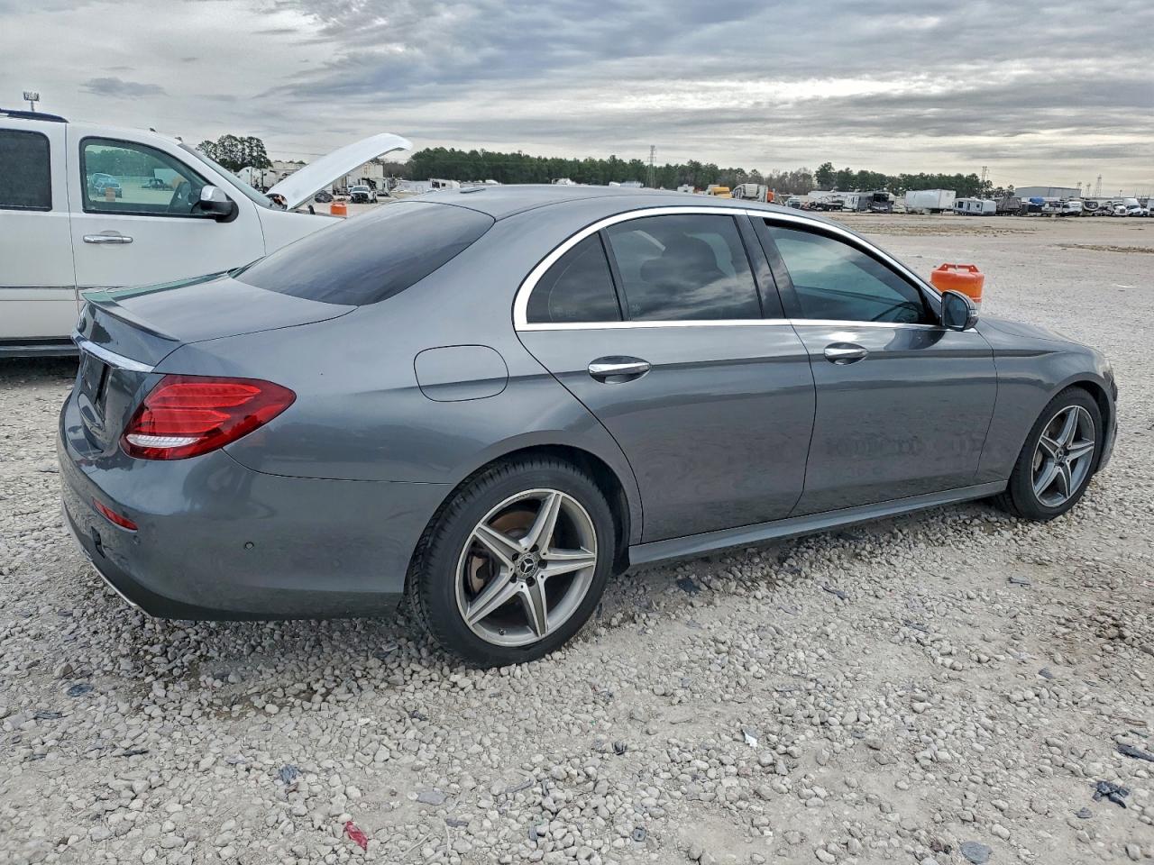 Mercedes-Benz E-Class 300 Image 2