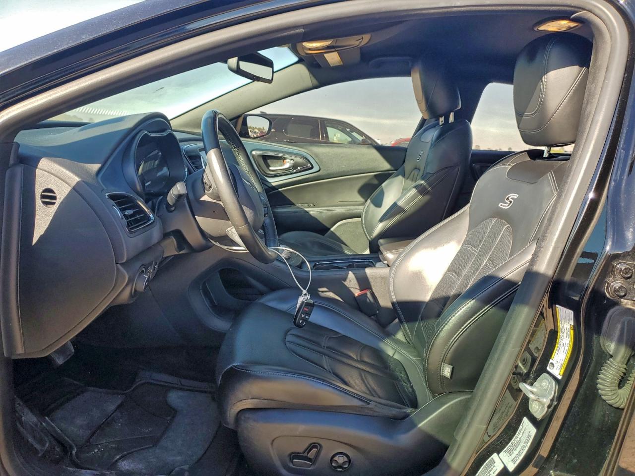 Chrysler 200 S Image 3