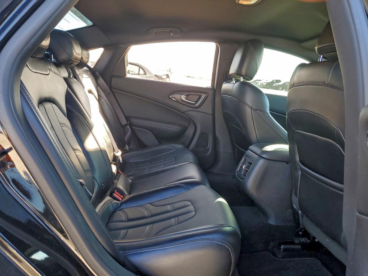 Chrysler 200 S Image 11