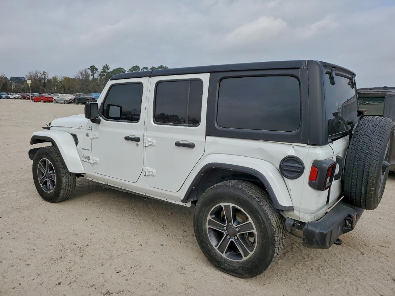 Jeep Wrangler Sahara Image 12