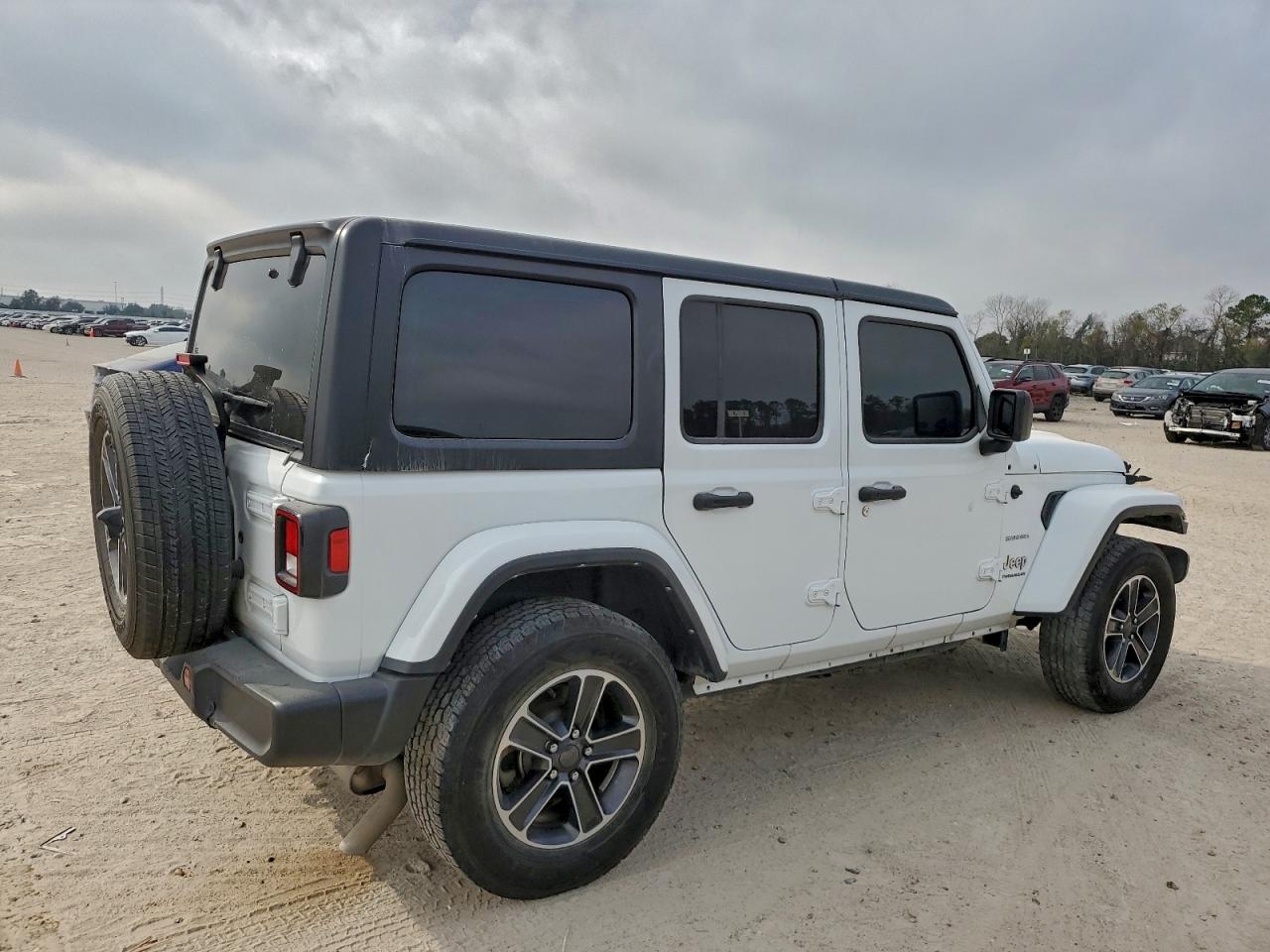 Jeep Wrangler Sahara Image 2