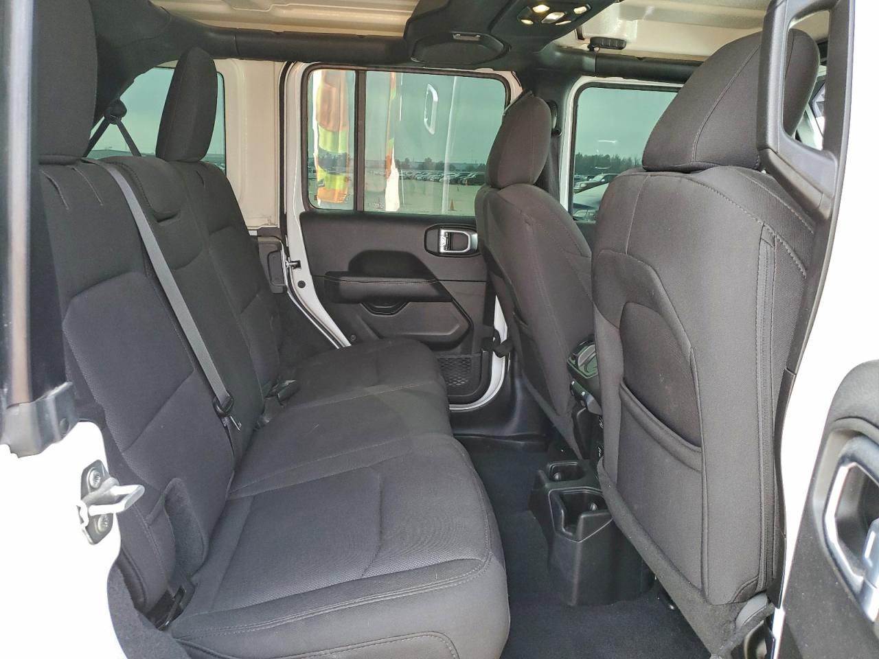 Jeep Wrangler Sahara Image 10