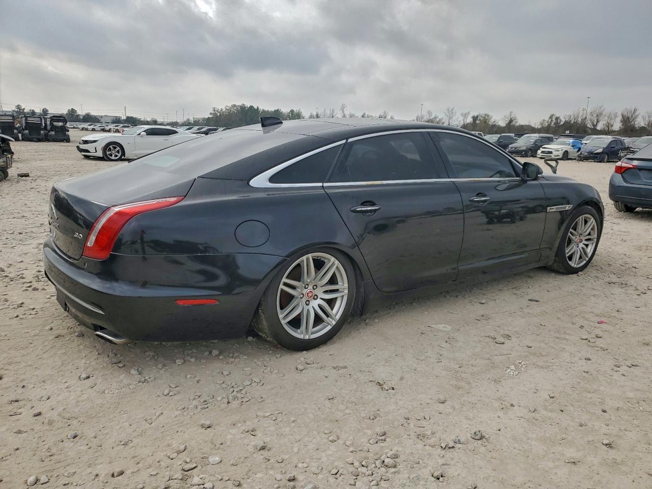 Jaguar XJ Portfolio Image 2