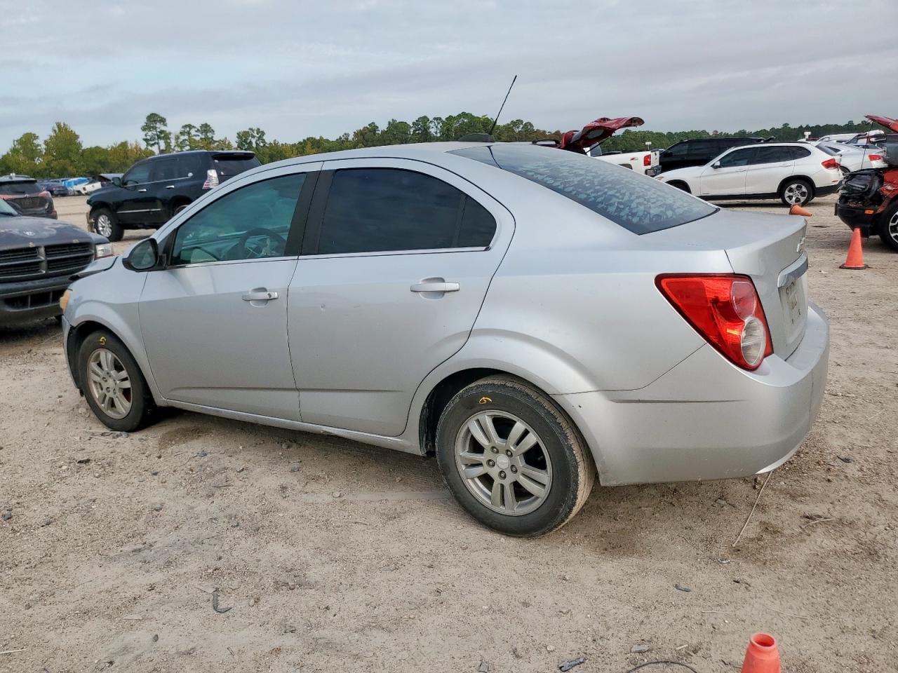Chevrolet Sonic Lt Image 4
