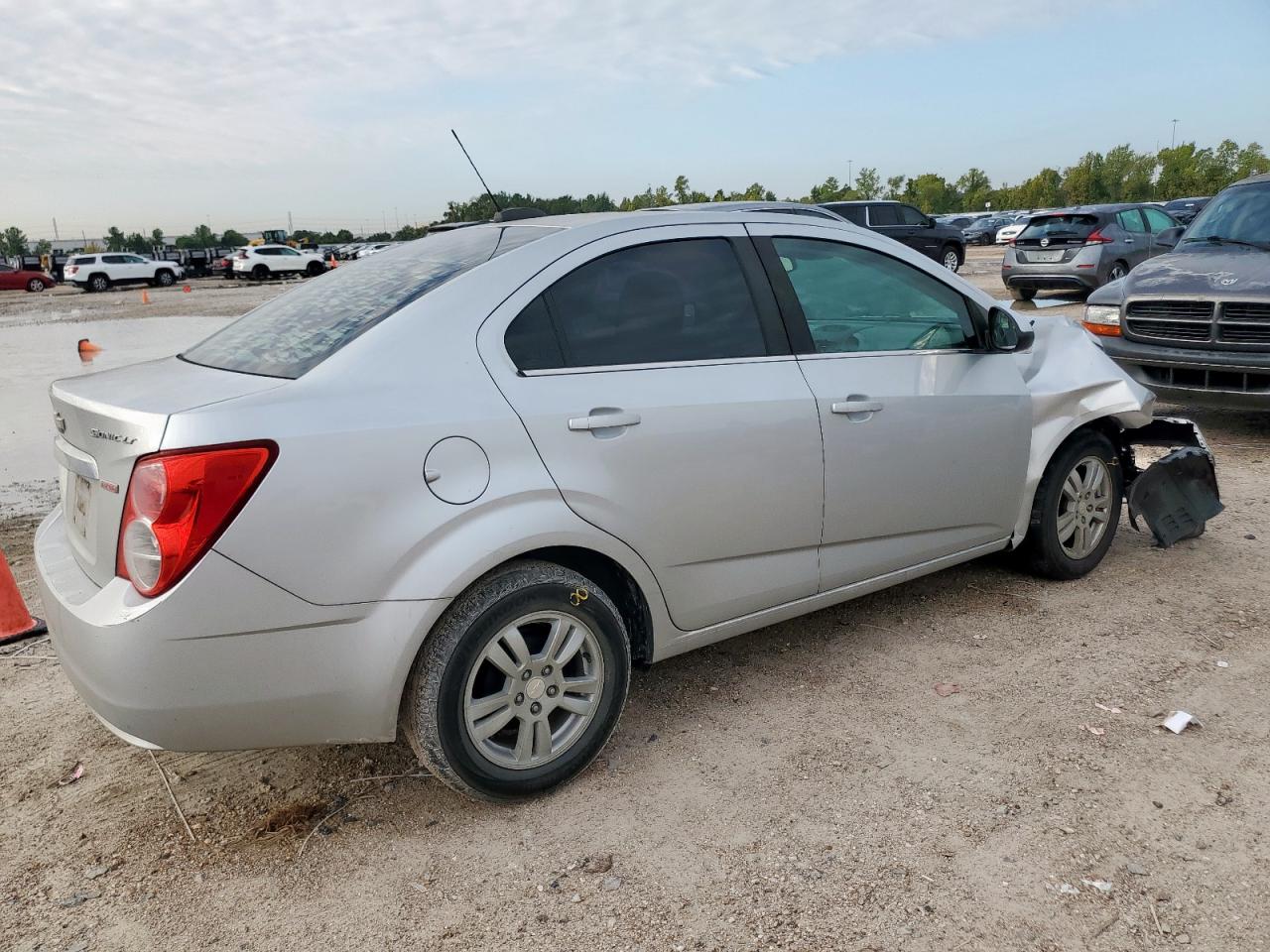 Chevrolet Sonic Lt Image 2