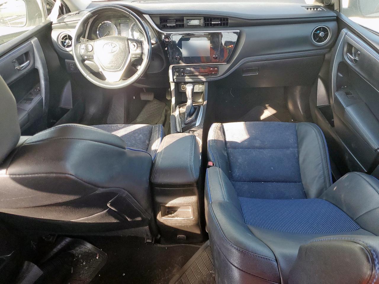 Toyota Corolla L Image 7