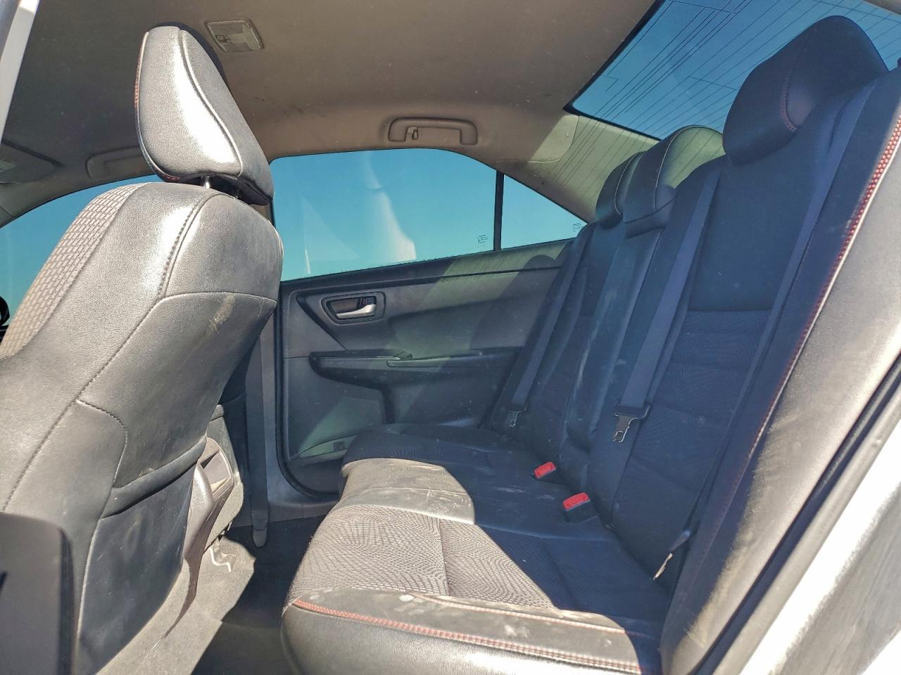 Toyota Camry Le Image 6