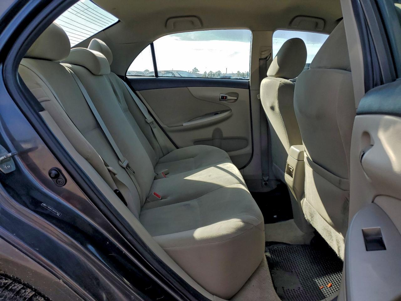 Toyota Corolla Base Image 11