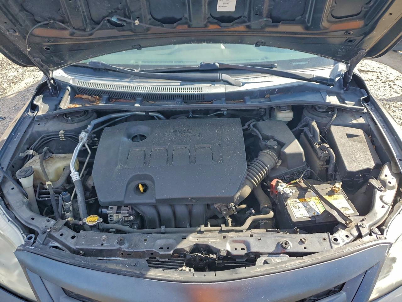 Toyota Corolla Base Image 9