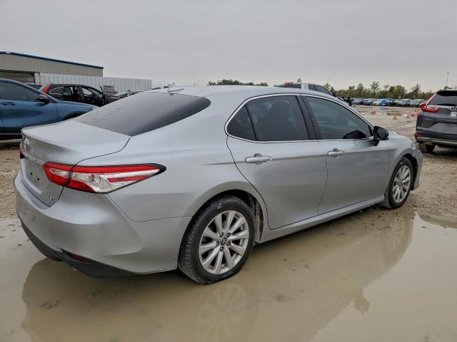 Toyota Camry Le Image 4