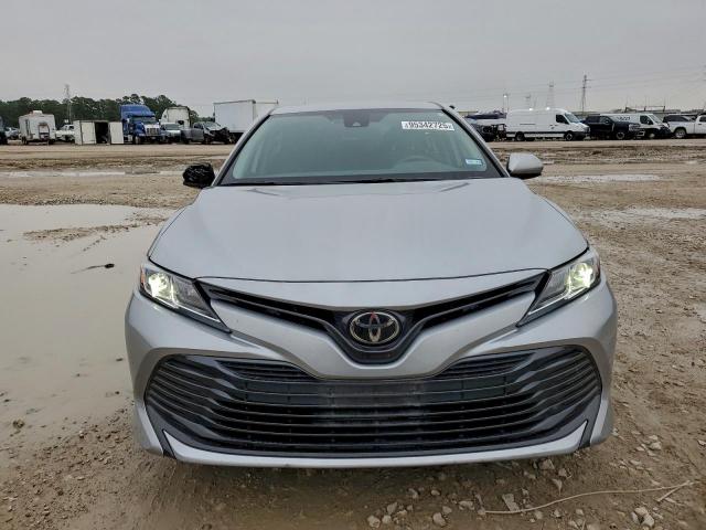 Toyota Camry Le Image 11