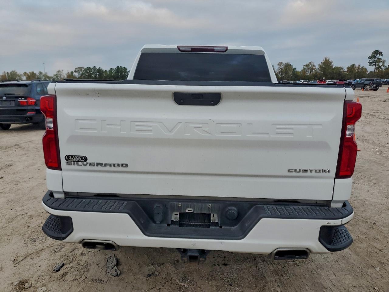 Chevrolet Silverado K1500 Custom Image 3