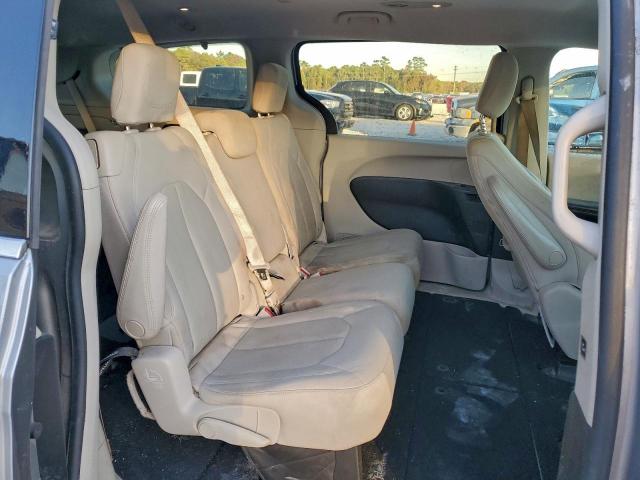 Chrysler Pacifica Touring Image 5