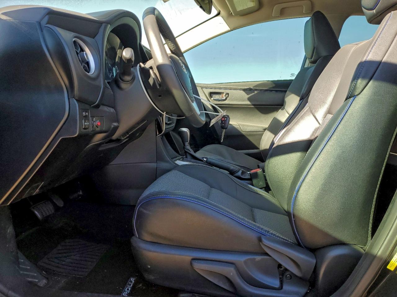 Toyota Corolla L Image 6