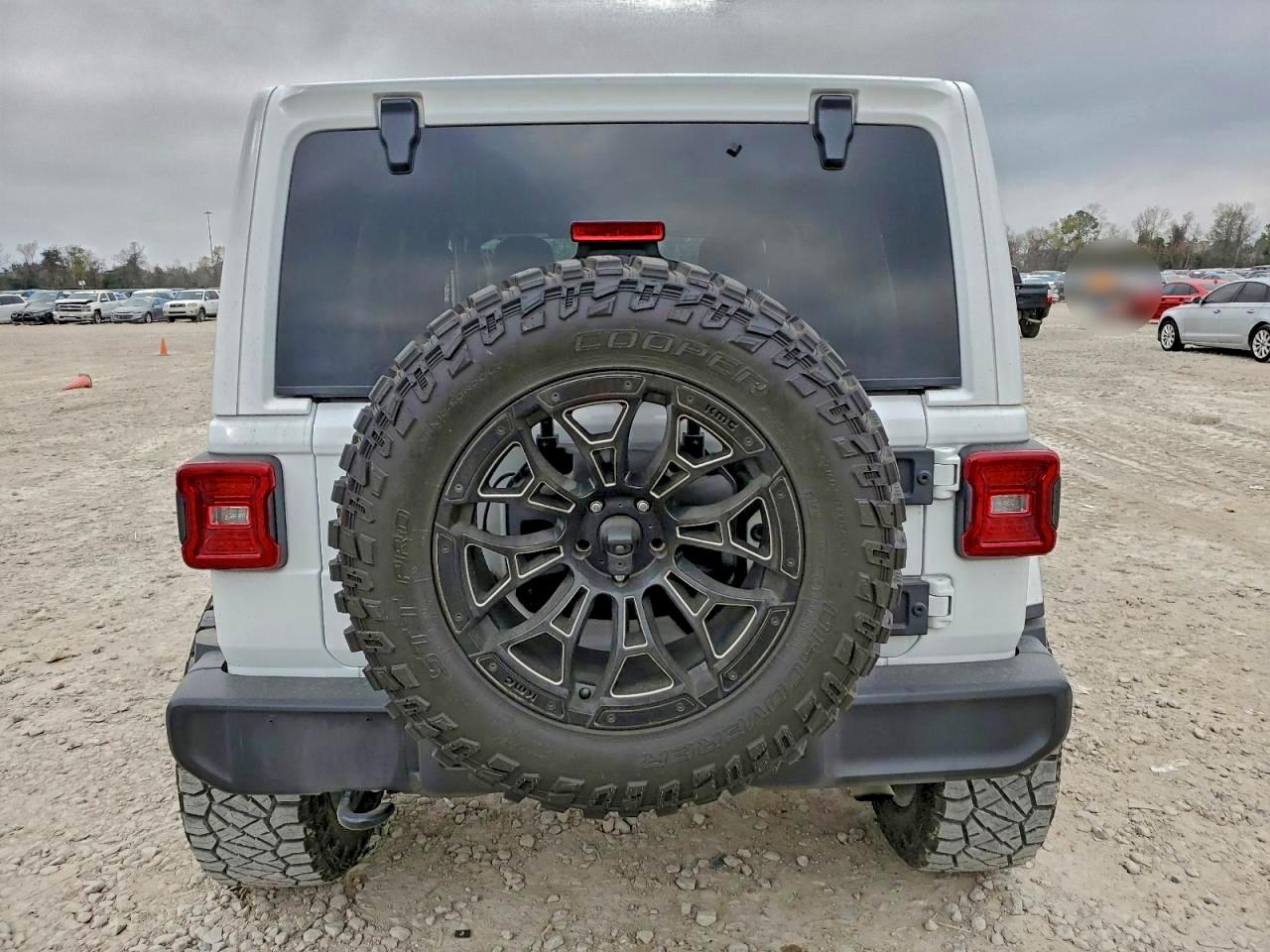 Jeep Wrangler Sahara Image 7