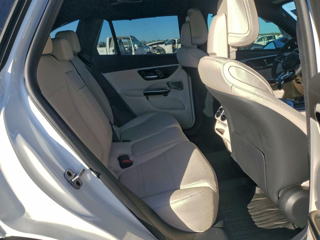 Mercedes-Benz GLC 300 Image 12