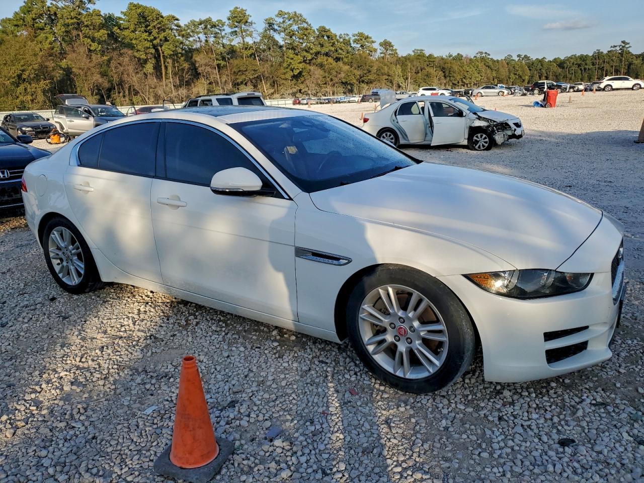 Jaguar XE Premium Image 8