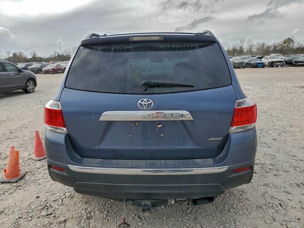 Toyota Highlander Base Image 9