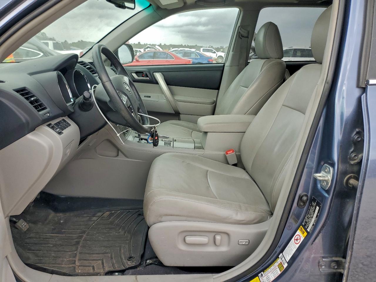 Toyota Highlander Base Image 13