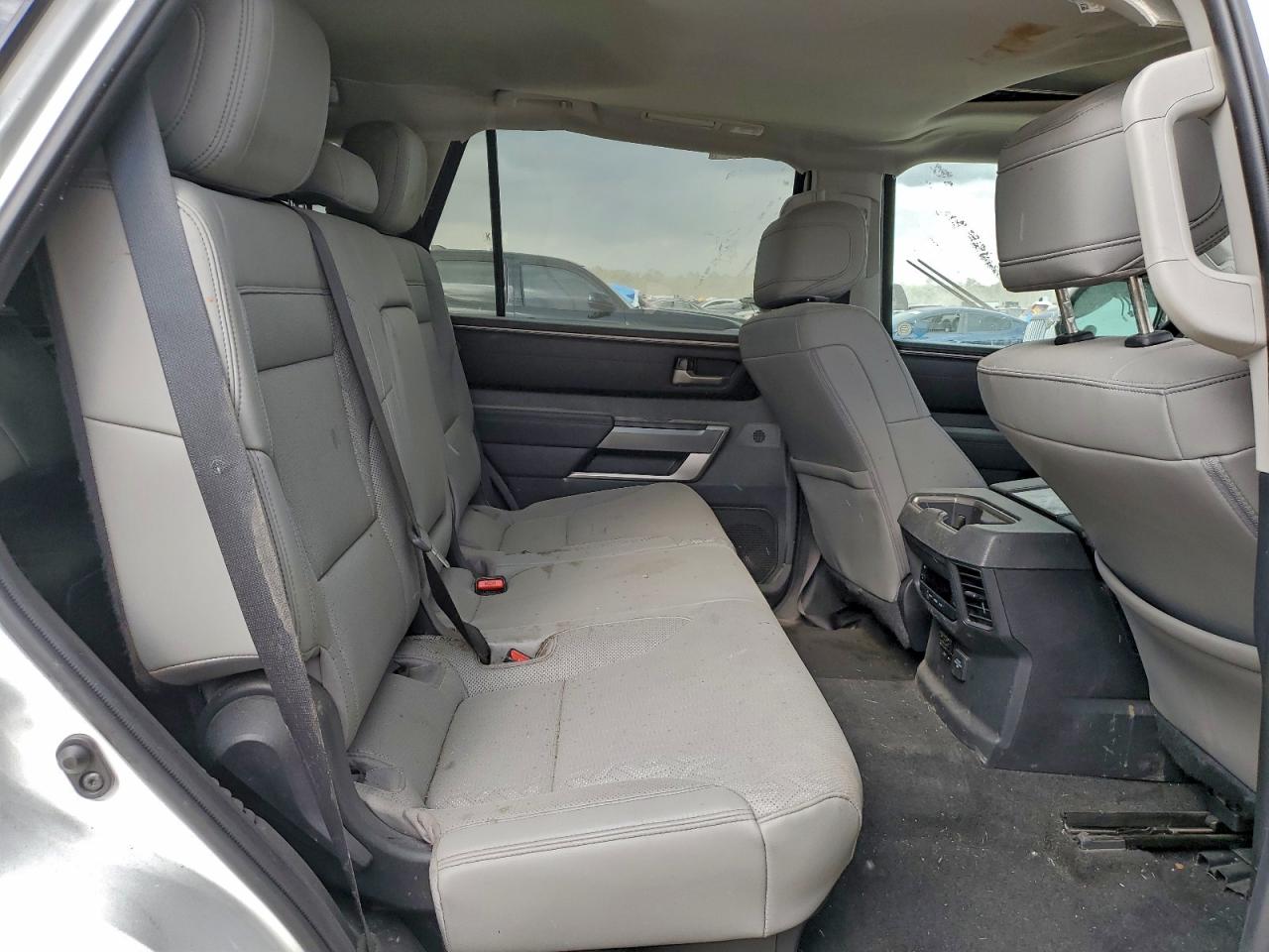 Toyota Sequoia Sr5 Image 8