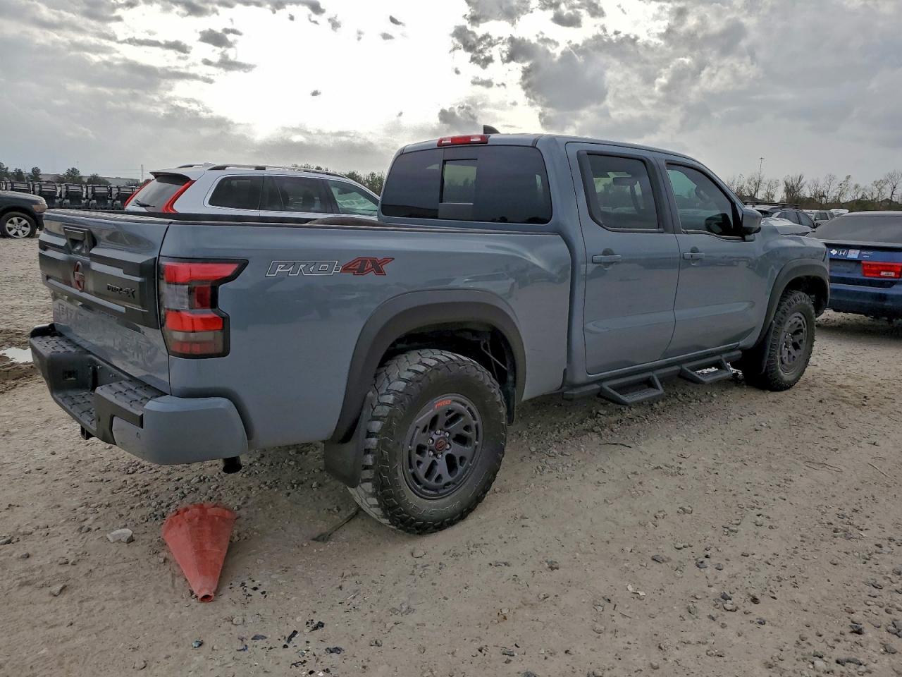 Nissan Frontier Sv Image 2