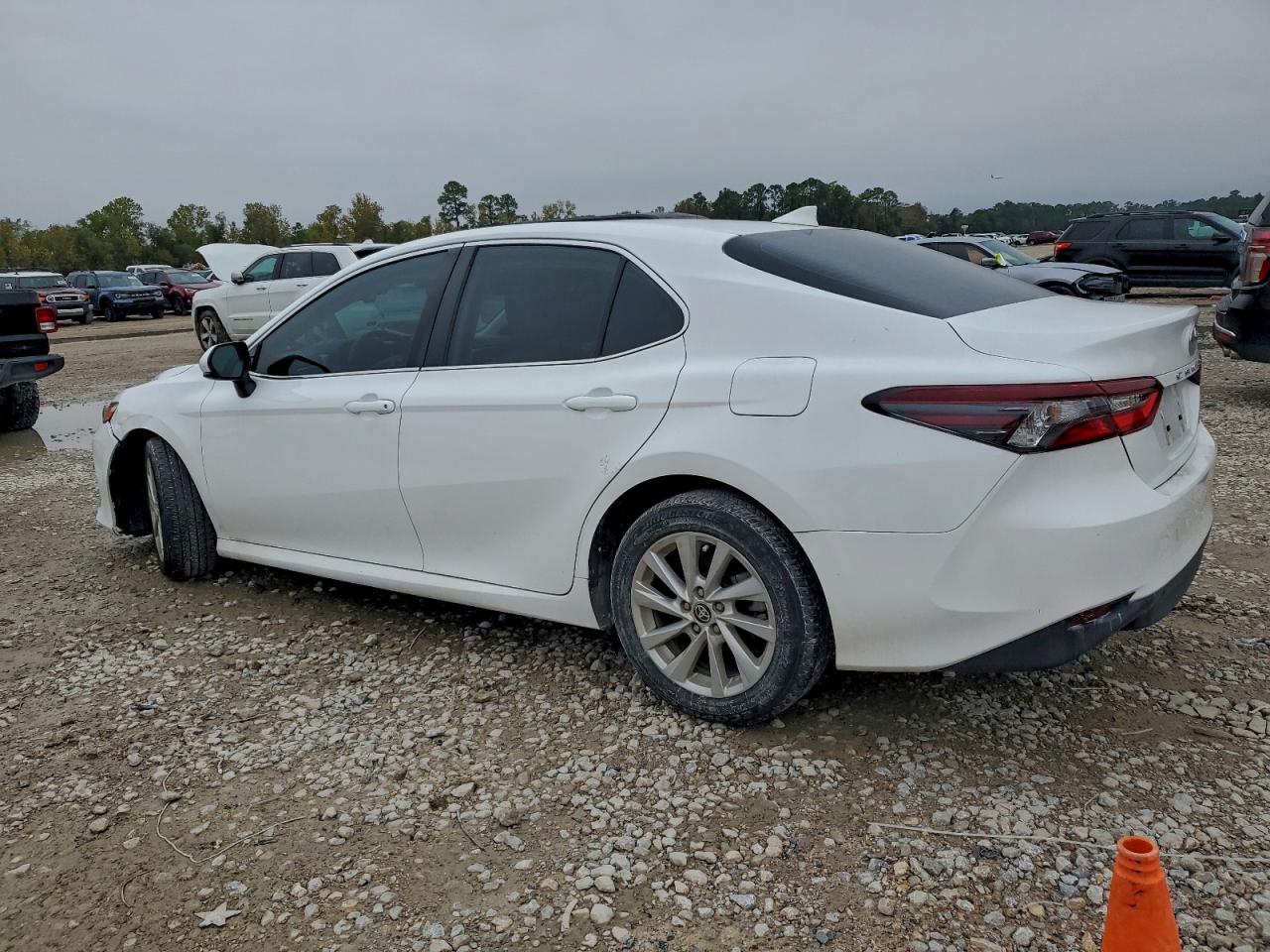 Toyota Camry Le Image 3