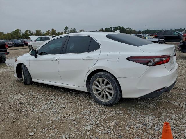 Toyota Camry Le Image 3
