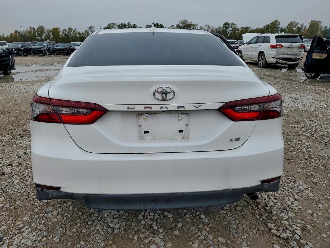 Toyota Camry Le Image 7