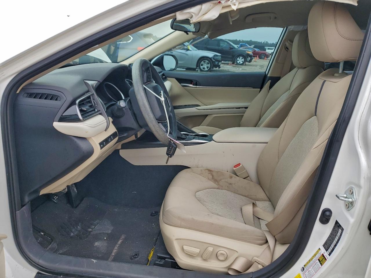 Toyota Camry Le Image 12