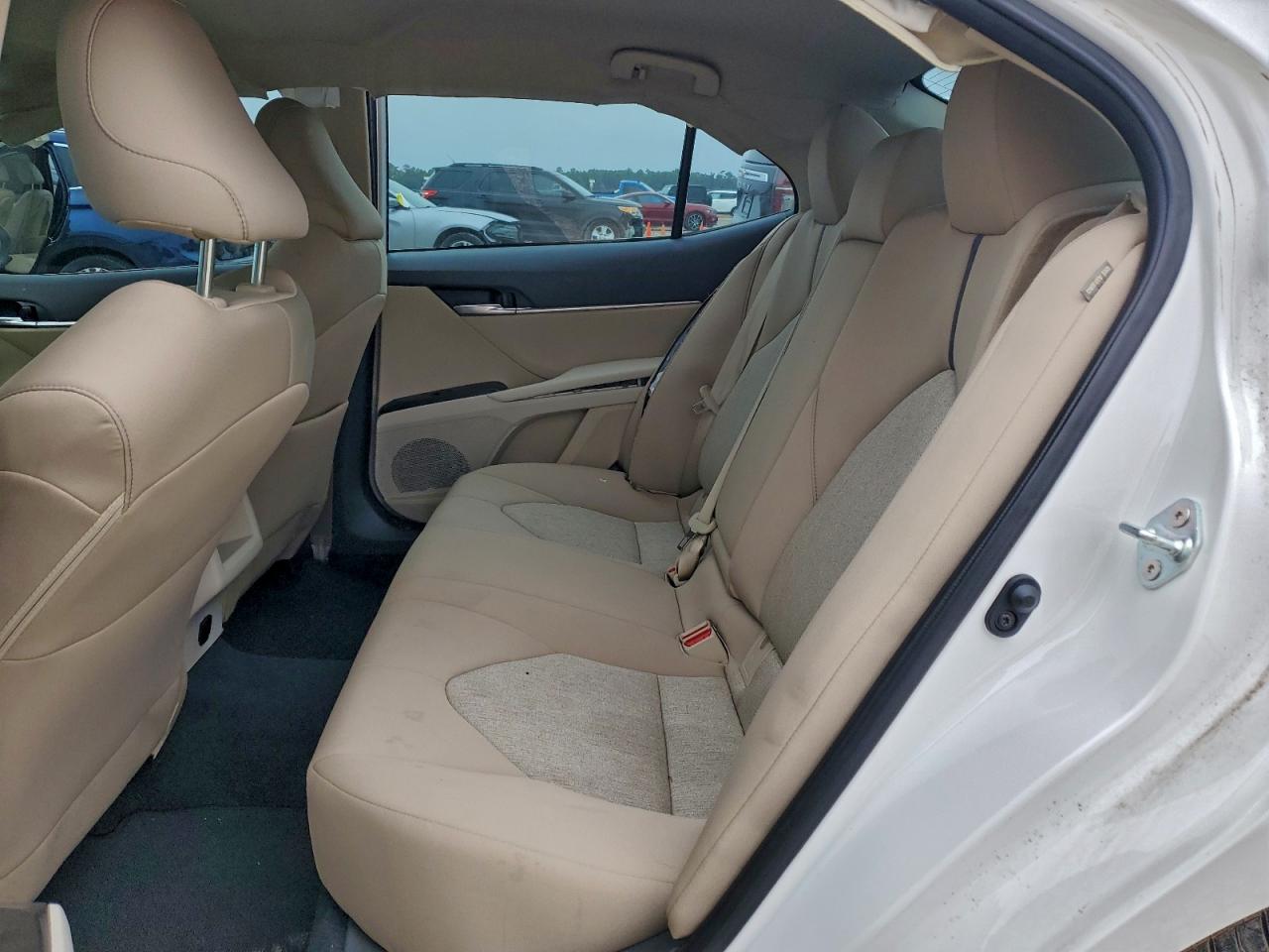 Toyota Camry Le Image 11